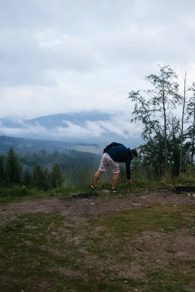 Guy κορυφή ενός λόφου απολαμβάνοντας τη θέα της φύσης — Φωτογραφία Αρχείου