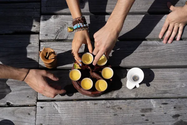 Juego de té de la vista superior una mesa de madera para el fondo de la ceremonia del té. Mujer y hombre que sostiene una taza de té —  Fotos de Stock