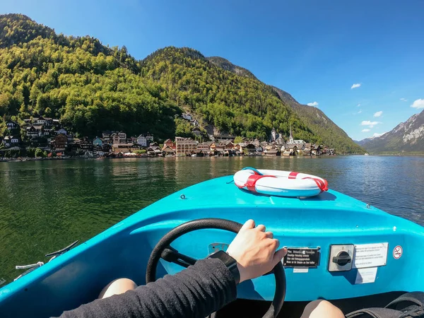 Adam dağ gölündeki bir tekneyi kontrol ediyor. — Stok fotoğraf