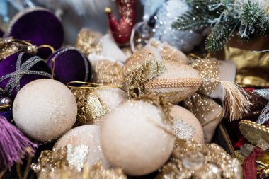 Süslü bir Noel ağacından sarkan farklı nesneler..