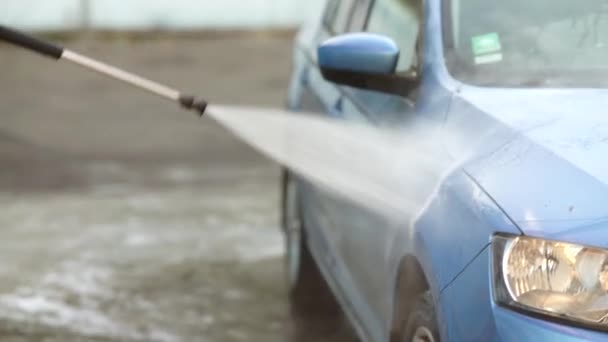 Mujer joven lavando coche azul en el lavado de coches — Vídeos de Stock