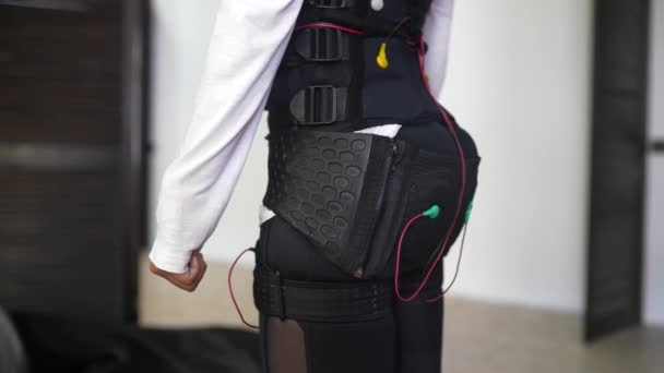 EMS-opleiding. Het meisje staat in een pak met kabels. — Stockvideo