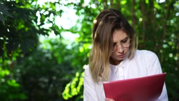 Jovem engenheira agrícola trabalhando em estufa . — Vídeo de Stock