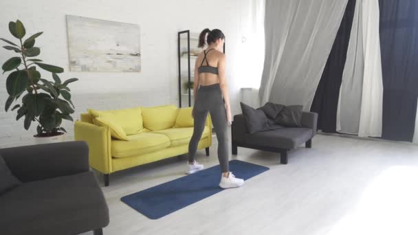 Mulher bonita fazendo fitness em casa — Vídeo de Stock