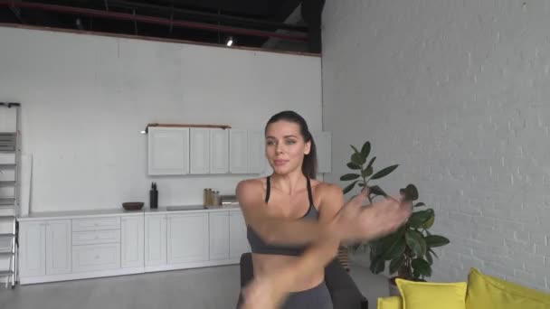 Piękna młoda kobieta robi fitness w domu — Wideo stockowe