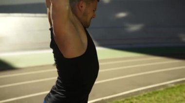 Açık hava spor salonunda egzersiz yapan güçlü bir adam..