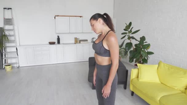 Vacker ung kvinna gör buken övningar i rummet — Stockvideo