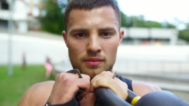 Entraînement sportif avec kettlebell. Force et motivation. — Video