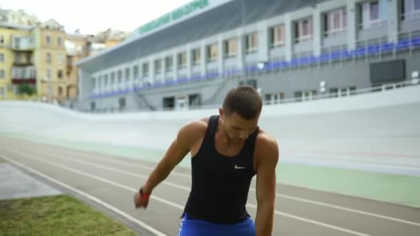 Sportos srác edz kettlebell-lel. Erő és motiváció. — Stock videók
