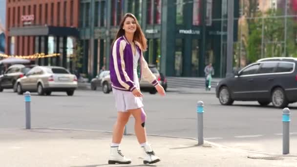 Ritratto di bella giovane donna, passeggiando per strada. — Video Stock