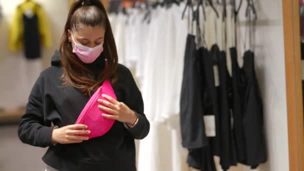 Pretty młoda kobieta zakupy w sklepie odzieżowym — Wideo stockowe