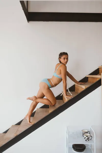 Szexi lány pózol a lépcsőn a fehérneműben. — Stock Fotó