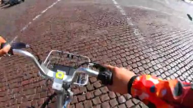 Kiev, Ukrayna - 21 Mayıs 2021: Birinci şahıs görüşü. Kiev 'de bisiklete binen adam