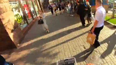 Kiev, Ukrayna - 21 Mayıs 2021: Birinci şahıs görüşü. Kiev 'de bisiklete binen adam