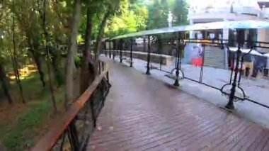 Kiev, Ukrayna - 21 Mayıs 2021: Birinci şahıs görüşü. Kiev 'de bisiklete binen adam