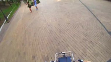 Kiev, Ukrayna - 21 Mayıs 2021: Birinci şahıs görüşü. Kiev 'de bisiklete binen adam