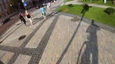 Kiev, Ukrayna - 21 Mayıs 2021: Birinci şahıs görüşü. Kiev 'de bisiklete binen adam