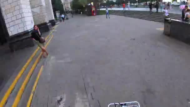 우크라이나 키예프 - 2021 년 5 월 21 일: 1 인칭 뷰. 키예프에서 자전거를 타는 사람 — 비디오