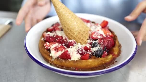 Kue manis buatan sendiri dengan buah berry di atas meja — Stok Video