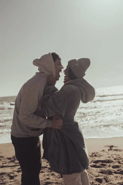 Homem e mulher se divertem, no fundo do mar — Fotografia de Stock