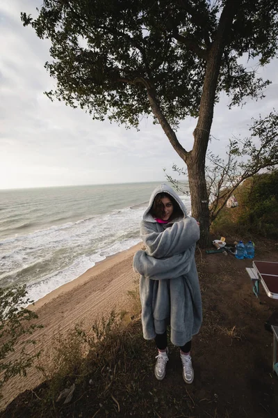 Młoda kobieta na zimnym jesiennym wybrzeżu pozowanie przed kamerą — Zdjęcie stockowe