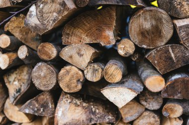 Kışa hazır odun yığını, yakacak odun yığını