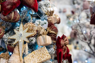 Süslü bir Noel ağacında asılı duran farklı nesneler..