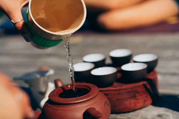 Ceremonia del té, Mujer vertiendo té preparado tradicionalmente —  Fotos de Stock