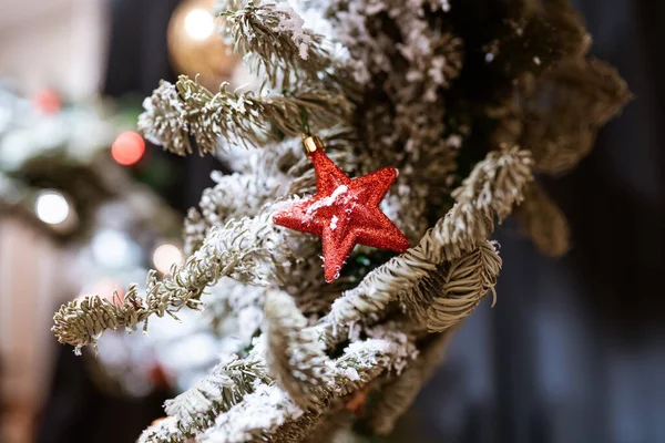 Diferentes regalos de juguete colgando de un árbol de Navidad decorado. —  Fotos de Stock