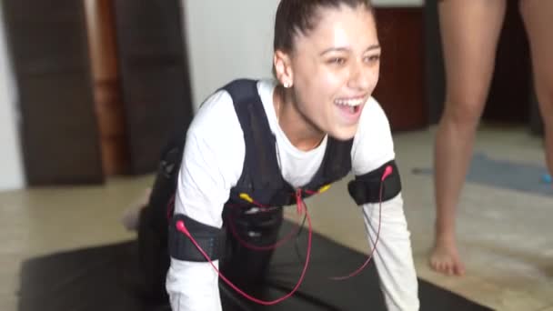 EMS-opleiding. Meisje doet oefeningen in een pak met kabels. — Stockvideo