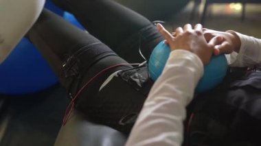 Acil servis eğitimi. Kız kablolu bir takım elbisenin içinde yatıyor..