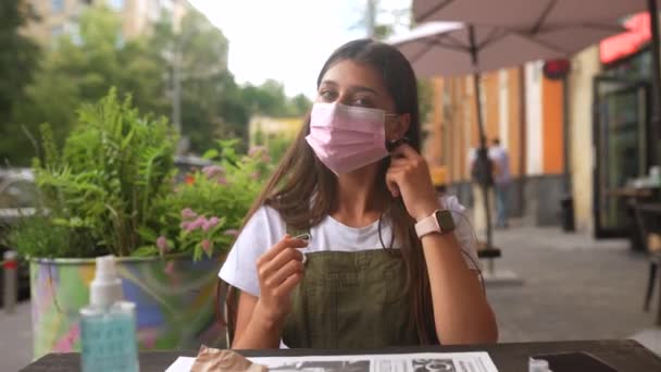 Νεαρή γυναίκα βγάζει προστατευτική μάσκα, τέλος της πανδημίας του κορωναϊού. — Αρχείο Βίντεο