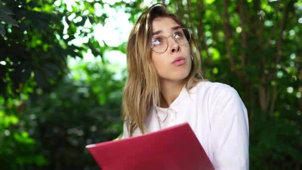 Jonge vrouwelijke landbouwkundig ingenieur werkzaam in kas. — Stockvideo