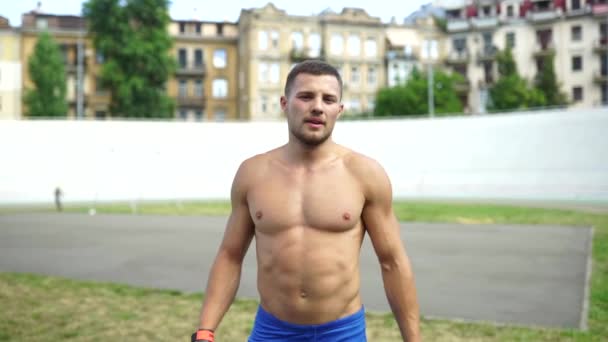 Μυώδης τύπος με γυμνό κορμό σε υπαίθριο γυμναστήριο του δρόμου. — Αρχείο Βίντεο