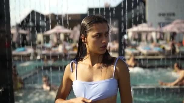 Schöne Mädchen in Badebekleidung Duschen unter Wasser am Resort Beach. — Stockvideo