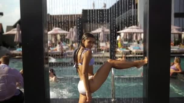 Mooi meisje in badmode douchen onder water op Resort Beach. — Stockvideo