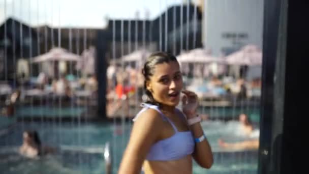 Belle fille en maillot de bain douche sous l'eau à la plage Resort. — Video