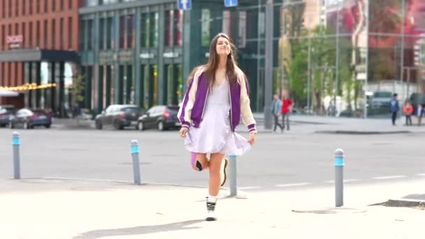 Hravý portrét krásné mladé ženy, baví na ulici. — Stock video
