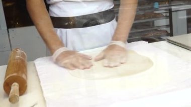 Bir adam satılık elmalı turta hazırlar. Mangırı hazırlar.