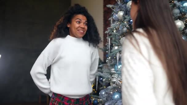 Señoritas intercambiando regalos en casa. Amistad en concepto de Navidad. — Vídeos de Stock