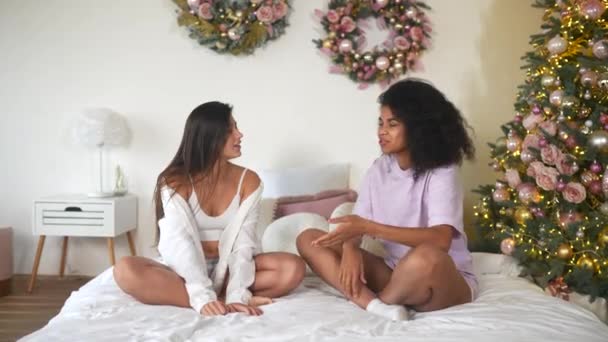 Dos novias muy dulces chismorreando en la cama — Vídeos de Stock