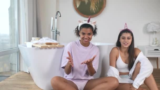 Dwie dziewczyny rozmawiające na podłodze w łazience — Wideo stockowe