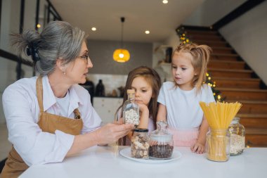 Büyükannem ve torunum mutfakta yemek pişiriyorlar..