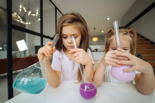 Kislányok vegyi kísérleteket végeznek otthon. — Stock Fotó