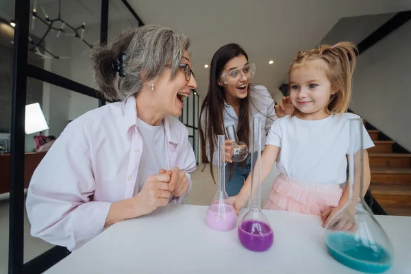 Familie macht chemische Experimente, mischt Flaschen im Haus — Stockfoto