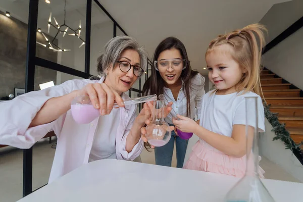 Keluarga melakukan percobaan kimia, mencampur termos di dalam ruangan — Stok Foto