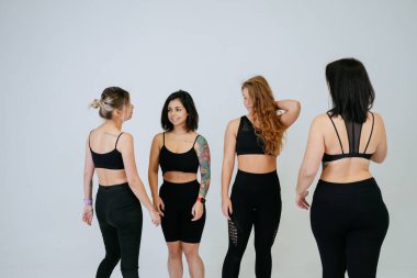 Çeşitli modeller gülüyor, birlikte vakit geçiriyorlar, kameraya bakın.