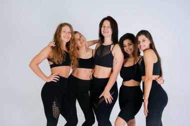 Çeşitli modeller gülüyor, birlikte vakit geçiriyorlar, kameraya bakın.