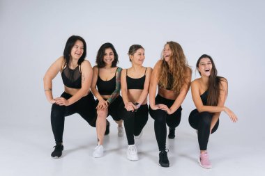 Çeşitli modeller gülüyor, birlikte vakit geçiriyorlar, kameraya bakın.