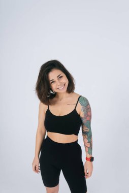 Beyaz arka planda sıradan bir genç kadın. Vücut pozitif konsept.